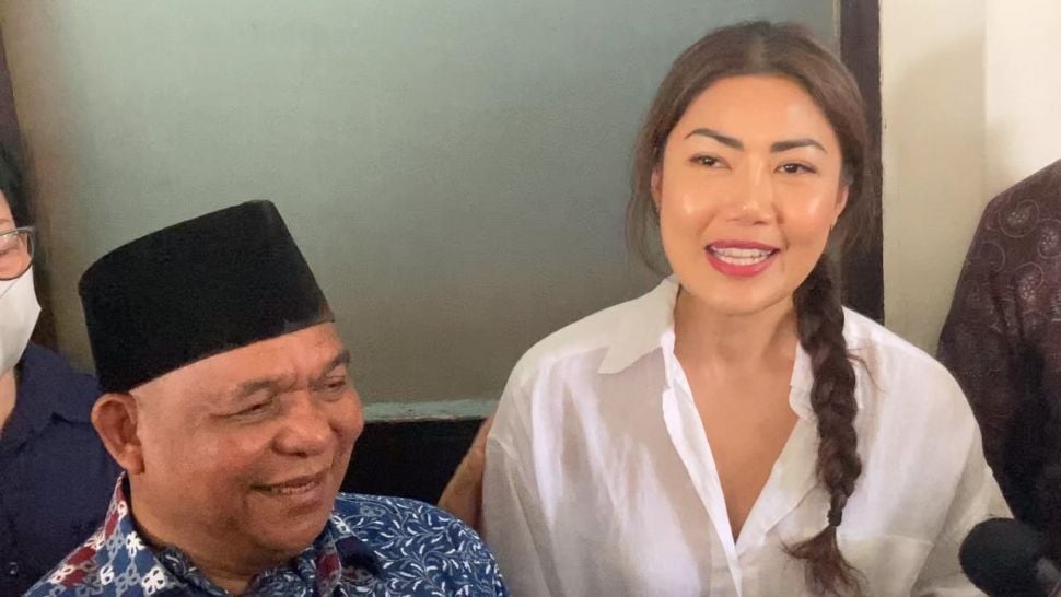 Inge Anugrah dan kuasa hukumnya, Petrus Bala Pattyona di Pengadilan Negeri Jakarta Selatan, Senin (8/5/2023). [Suara.com/Adiyoga Priyambodo]