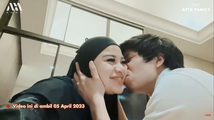 Potret Aurel Hermansyah umumkan hamil anak kedua. (YouTube/AH)