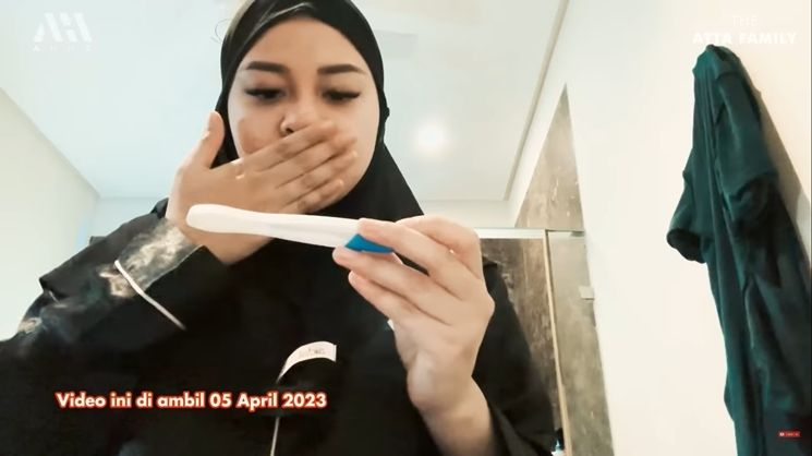 Potret Aurel Hermansyah mengumumkan dirinya tengah mengandung anak keduanya.  (YouTube/AH)