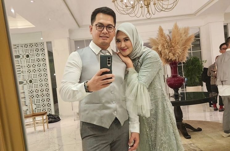 Gaya artis di nikahan Sahrul Gunawan. (Instagram/@tommykurniawann)