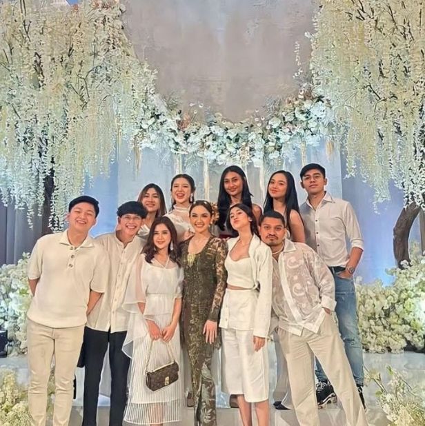 Potret Lamaran Rizky Febian dan Mahalini. (Instagram/ thebridestory)