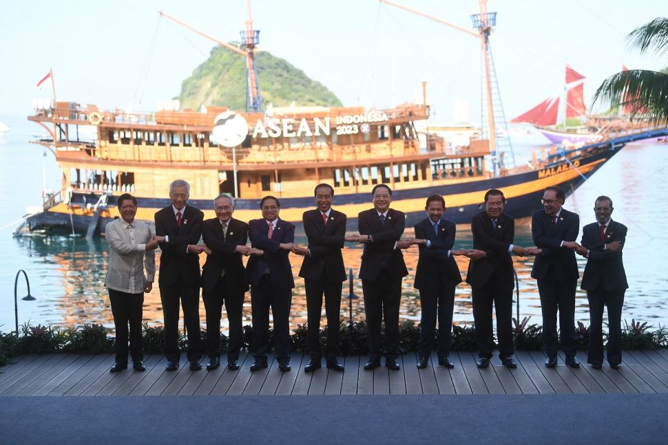 Presiden Joko Widodo (kelima kiri) berfoto bersama sejumlah kepala negara ASEAN saat pembukaan KTT ke-42 ASEAN di Labuan Bajo, NTT, Rabu (10/5/2023). KTT ke-42 ASEAN mengangkat tema ASEAN Matters: Epicentrum of Growth. [POOL/ANTARA FOTO/Akbar Nugroho Gumay].