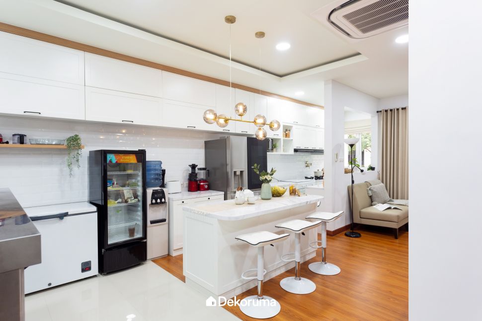 Inspirasi Dapur Kekinian dengan Kitchen Island yang Mewah. (Dekoruma)