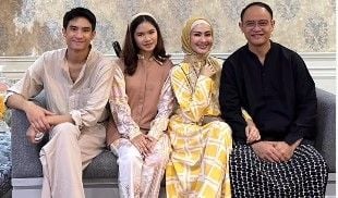 Iis Dahlia dan Satrio Dewandono besama dua anaknya: Salshadilla Juwita dan Devano Danendra. [Instagram]