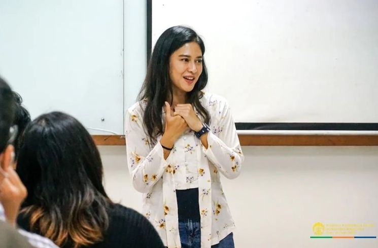 Potret Dian Sastro jadi dosen. (Instagram/@therealdisastr)