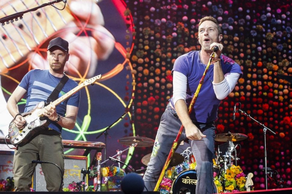 Coldplay selama pertunjukan di Stade de France Arena di Saint Denis, Prancis pada 2017. [Geoffroy Van Der Hasselt/AFP]