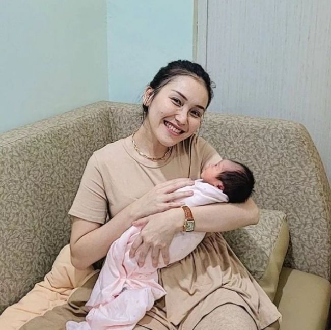 Potret Ayu Ting Ting Momong Baby Sumehra. (Instagram/ayutingting92)