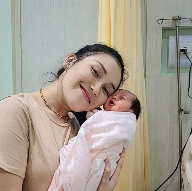 Potret Ayu Ting Ting Momong Baby Sumehra. (Instagram/ayutingting92)