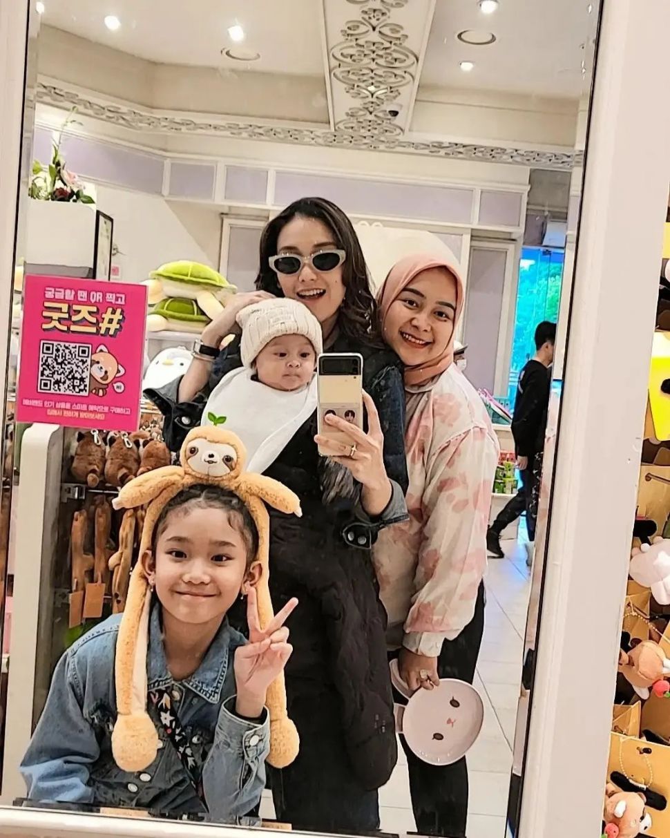 Potret Ayu Ting Ting Momong Baby Sumehra. (Instagram/ayutingting92)