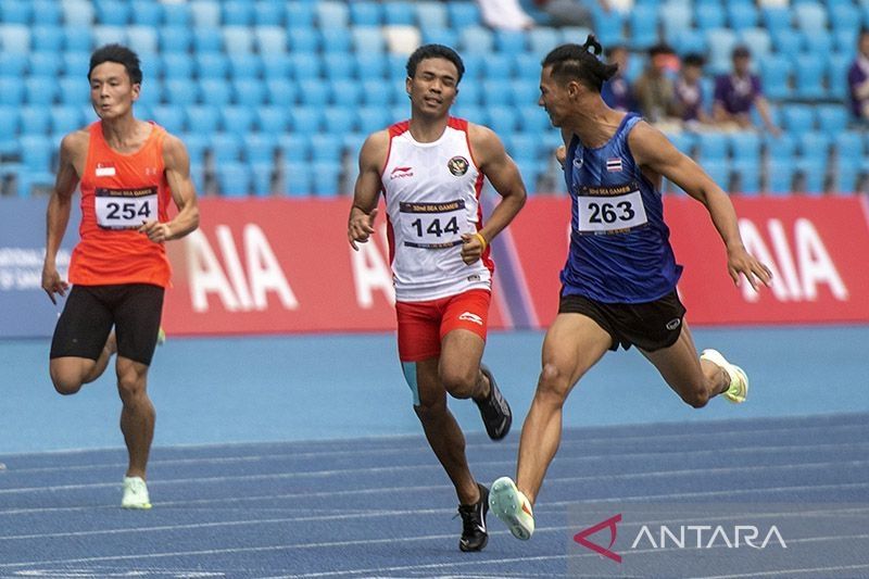 Pelari putra Indonesia Lalu Muhammad Zohri (tengah) beradu cepat dengan pelari Thailand Puripol Boonson (kanan) dan pelari Singapura Mark Lee Ren pada nomor lari 200 meter SEA Games 2023 di Phnom Penh, Kamboja, Senin (8/5/2023). ANTARA FOTO/Muhammad Adimaja/tom/am.