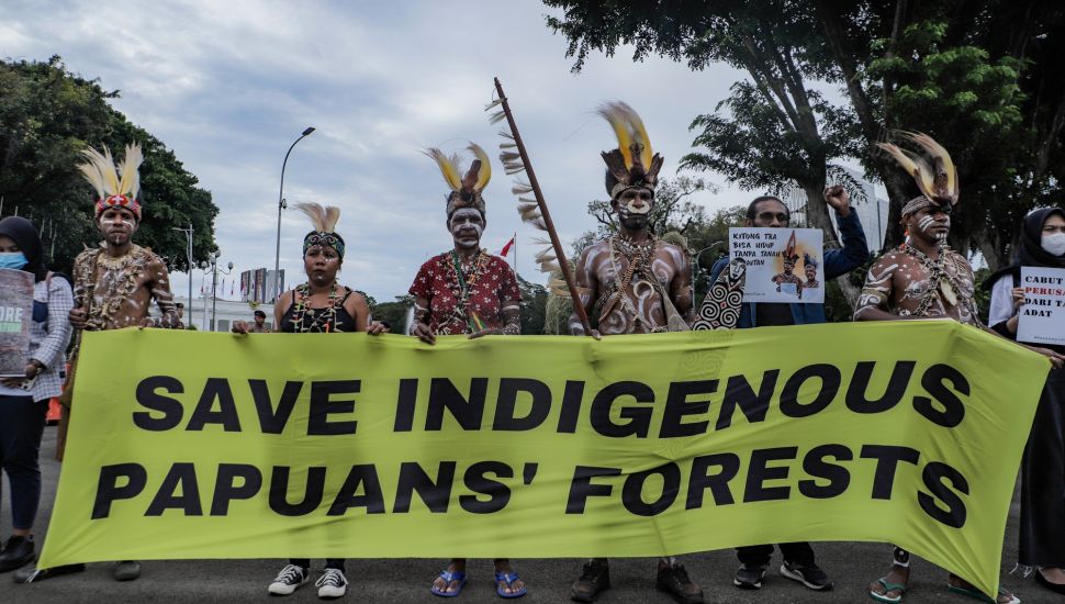 Sejumlah perwakilan masyarakat Suku Awyu Papua melakukan aksi di seberang Istana Merdeka, Jakarta Pusat, Kamis (11/5/2023). [Suara.com/Alfian Winanto]