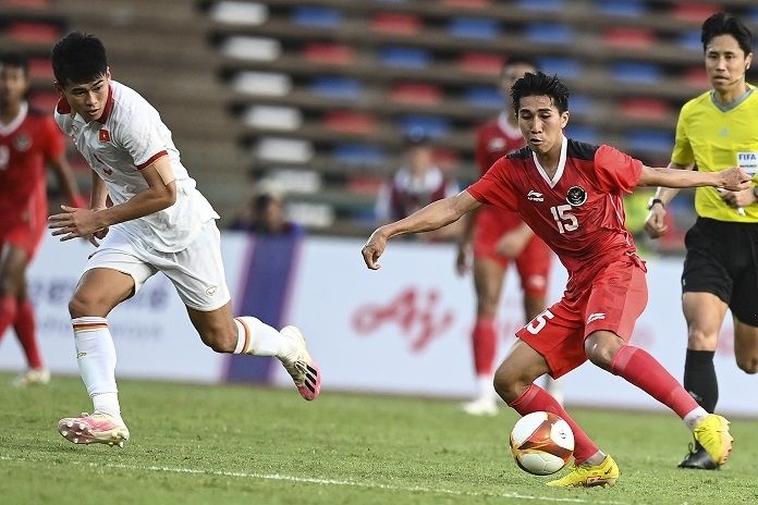 Pesepak bola timnas Indonesia U-22 Muhammad Taufany Muslihudin (kanan) mencoba melewati pesepak bola Vietnam Ngoc Thang Nguyen (kiri) pada pertandingan babak semifinal SEA Games 2023 di National Olympic Stadium, Phnom Penh, Kamboja, Sabtu (13/5/2023). Timnas Indonesia U-22 lolos ke babak final usai mengalahkan tim sepak bola Vietnam dengan skor 3-2. ANTARA FOTO/Muhammad Adimaja/aww.