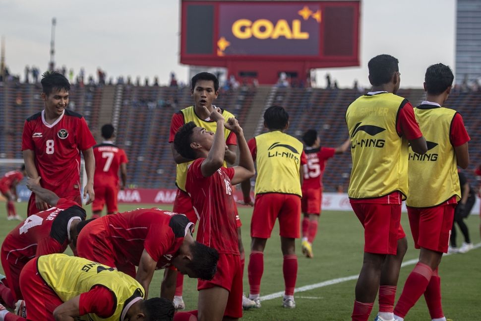 Pesepak bola timnas Indonesia U-22 Muhammad Ferarri (tengah) melakukan selebrasi bersama rekannya mencetak gol ke gawang Vietnam pada pertandingan babak semifinal SEA Games 2023 di National Olympic Stadium, Phnom Penh, Kamboja, Sabtu (13/5/2023). Timnas Indonesia U-22 lolos ke babak final usai mengalahkan tim sepak bola Vietnam dengan skor 3-2. ANTARA FOTO/Muhammad Adimaja/aww. 