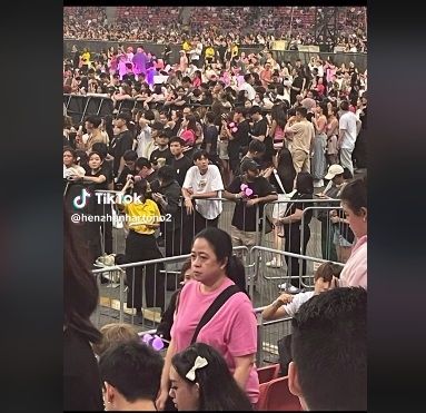 Seorang wanita diduga Puan Maharani ditangkap saat menonton konser Blackpink di Singapura [TikTok/@henzhenhartono2]