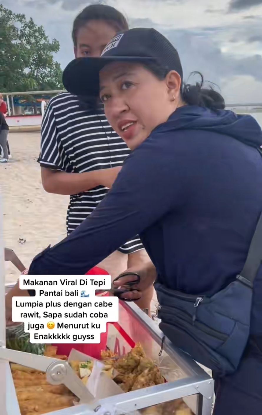 Sosok Mirip Puan Maharani Jualan Gorengan di Pinggir Pantai (TikTok/juliicancer18)