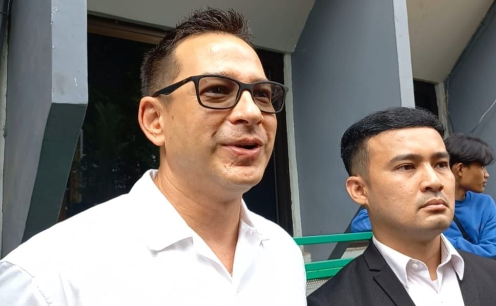 Ari Wibowo usai menjalani sidang cerai di Pengadilan Negeri Jakarta Selatan, Senin (15/5/2023). [Tiara Rosana/Suara.com]