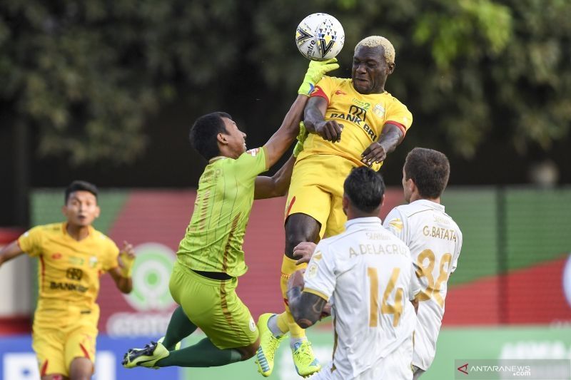 Pesepak bola Bhayangkara FC Herman Dzumafo Epandi (kanan) berusaha menyudul bola yang dihadang kiper PSS Sleman Ega Rizky (kiri) saat laga lanjutan Liga 1 di Stadion PTIK, Jakarta, Jumat (4/10/2019). Dalam pertandingan tersebut Bhayangkara FC dikalahkan PSS Sleman dengan skor 0-2. ANTARA FOTO/Hafidz Mubarak A/foc.