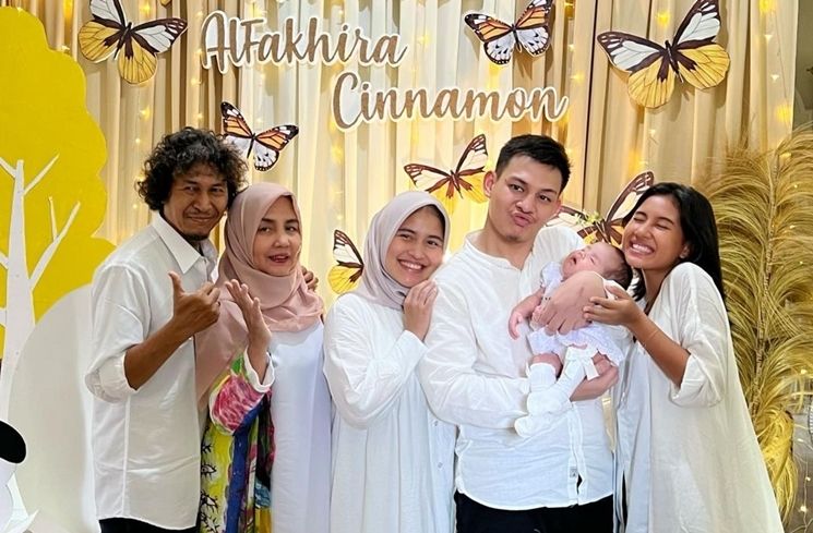 Potret Shenina Cinnamon Momong Anak Kakaknya. (Instagram/@shenacinnamon)