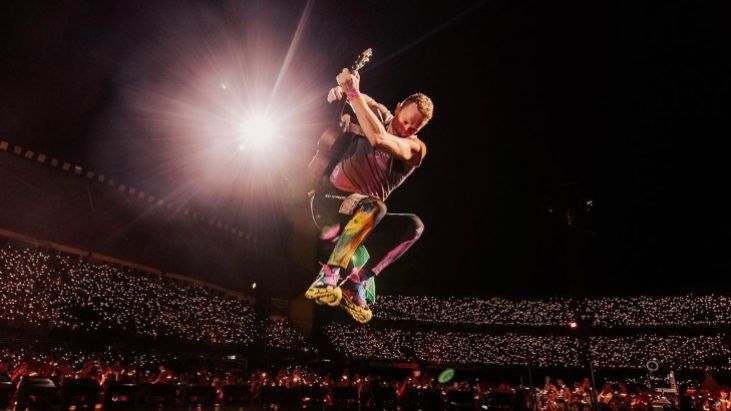 Chris Martin selama penampilan tur dunianya di Brasil [Instagram/Coldplay]