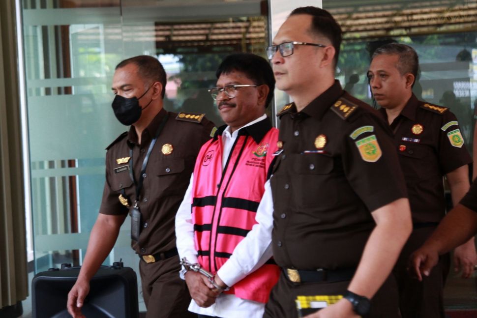 Menteri Komunikasi dan Informatika Johnny G Plate berjalan menuju mobil tahanan usai ditetapkan senbagai tersangka korupsi proyek BTS di Kejaksaan Agung (Kejagung), Jakarta, Rabu (17/5/2023). [ANTARA FOTO/Reno Esnir].