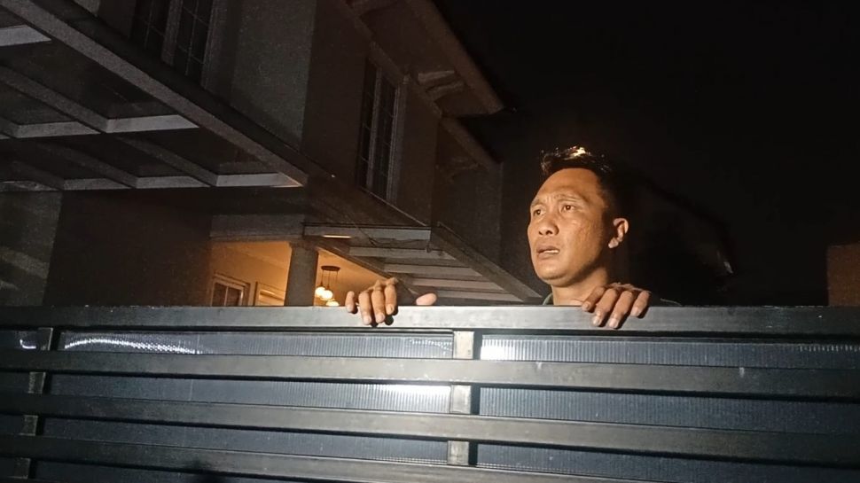 Sugiarto, security di rumah Desta kawasan Cipete, Jakarta Selatan pada Rabu (17/5/2023). [Suara.com/ Rena Pangesti]