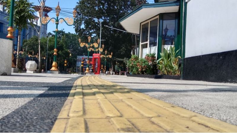 Guiding Block di jalur pedestrian Kajoetangan Heritage kota Malang (Dokumen Pribadi/Totok Suryanto)