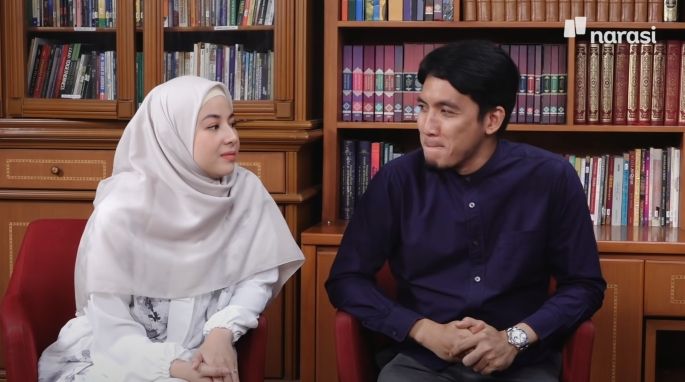 Momen Natasha Rizki dan Desta curhat ke Quraish Shihab soal sering berbeda pendapat dalam pernikahan. (Dok. Youtube/Najwa Shihab/Tangkapan Layar)