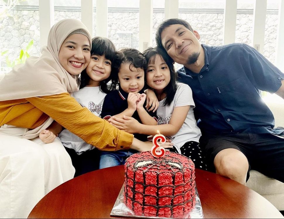 Potret Kedekatan Desta dan Anak-anak (Instagram/@desta80s)