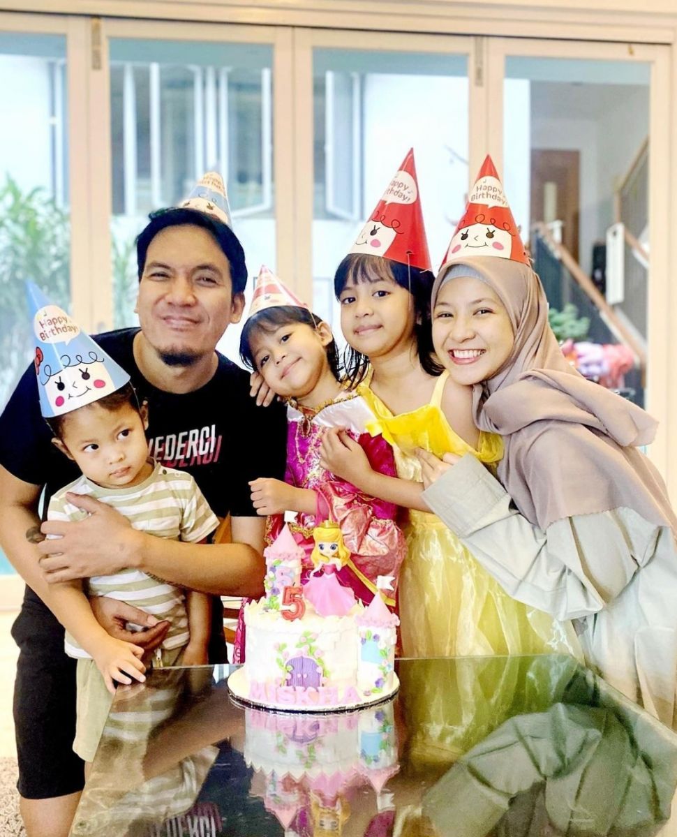 Potret Kedekatan Desta dan Anak-anak (Instagram/@desta80s)