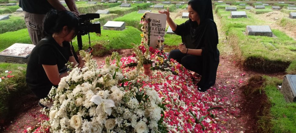 Tyas Mirasih terlihat begitu berduka di makam sang ibu, Hedy Elias di TPU Pondok Ranggon, Jakarta Timur, Rabu (24/5/2023). [Rena Pangesti/Suara.com]