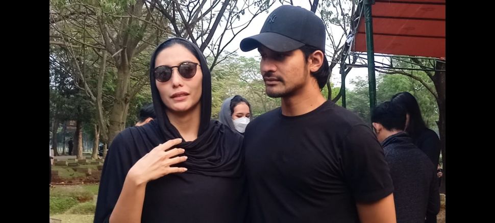 Tyas Mirasih dan Tengku Tezi di acara pemakaman sang ibu, Hedy Elias di TPU Pondok Ranggon, Jakarta Timur, Rabu (24/5/2023). [Rena Pangesti/Suara.com]