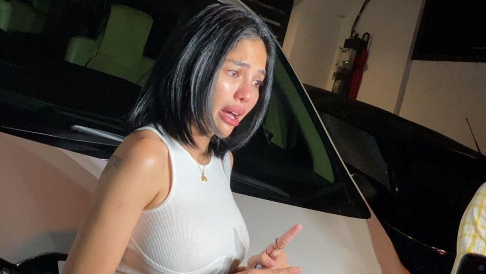 Nikita Mirzani menangis saat membahas masalah dengan putrinya, Laura Meizani Nasseru Asry di kediamannya kawasan Pesanggrahan, Jakarta, Selasa (23/5/2023). [Suara.com/Adiyoga Priyambodo]