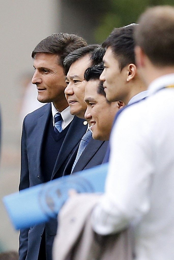 Mantan pemain Javier Zanetti (L), ketua Suning Group Zhang Jindong (kedua kiri), dan ketua Inter Milan Erick Thohir berpose sebelum pertandingan sepak bola Serie A Italia Inter Milan vs Juventus pada 18 September 2016 di 'Stadion San Siro' di Milan.MARCO BERTORELLO / AFP