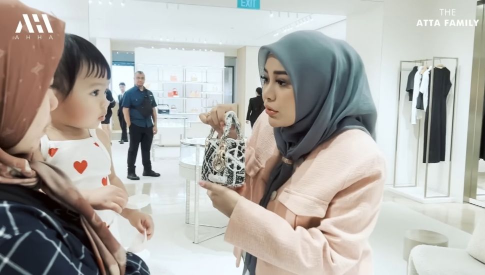 Lucunya Ameena Saat Ditawari Tas Seharga Rp200 Juta Oleh Aurel Hermansyah (YouTube/AHHA)