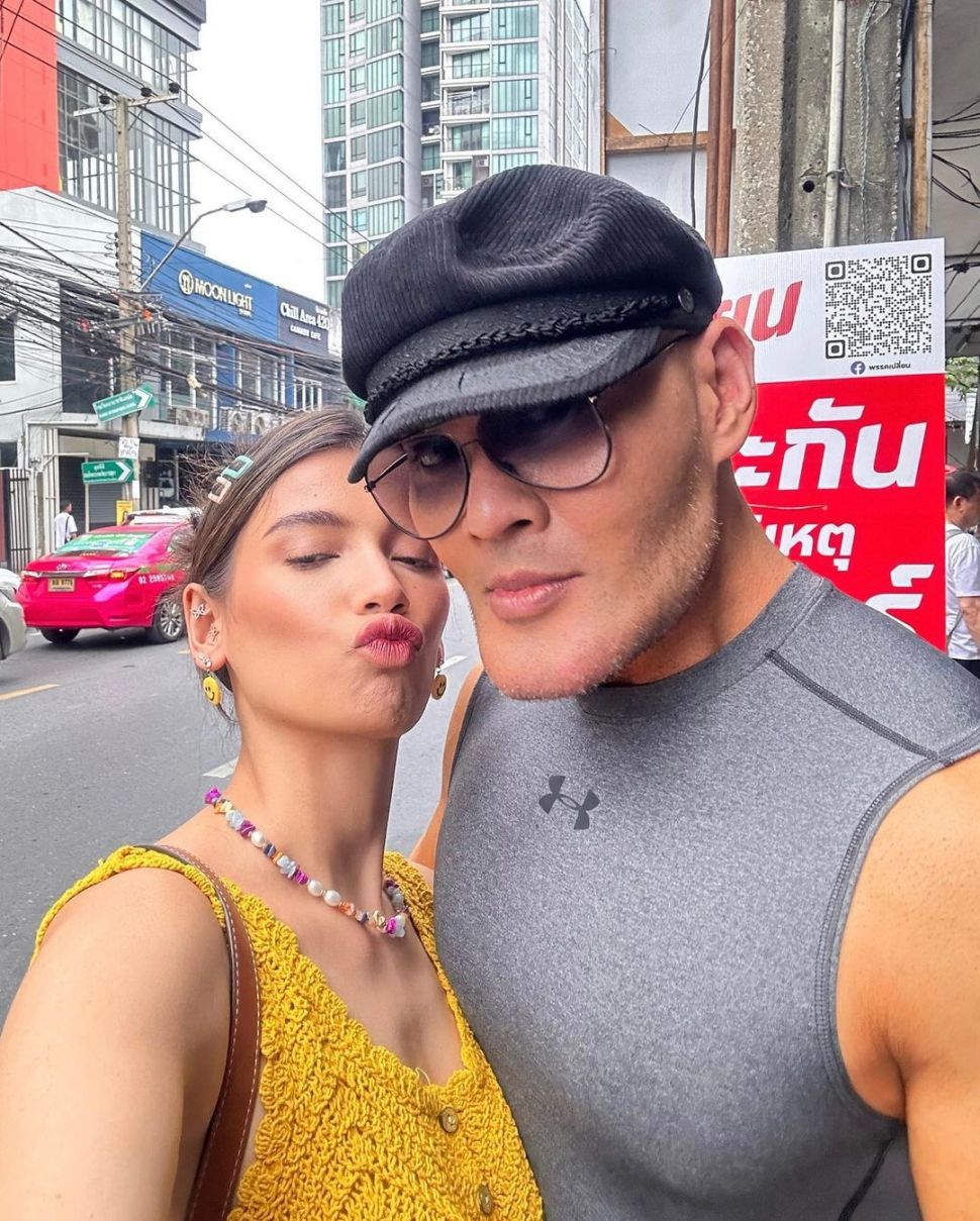 Deddy Corbuzier dan Sabrina Chairunnisa saat berlibur ke Bangkok, Thailand. [Instagram]