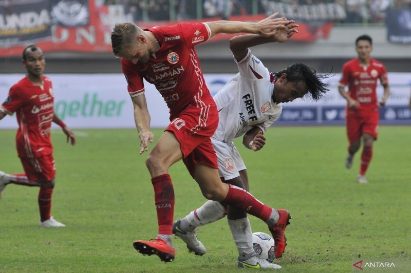 Pesepak bola Persija Jakarta Hanno Behrens (kiri) berebut dengan pesepak bola Persis Solo Taufiq Febriyanto (kanan) pada lanjutan Liga 1 di Stadion Patriot Chandrabhaga, Bekasi, Jawa Barat, Minggu (31/7/2022). Persija Jakarta menang atas Persis Solo dengan skor akhir 2-1. ANTARA FOTO/Fakhri Hermansyah/wsj.