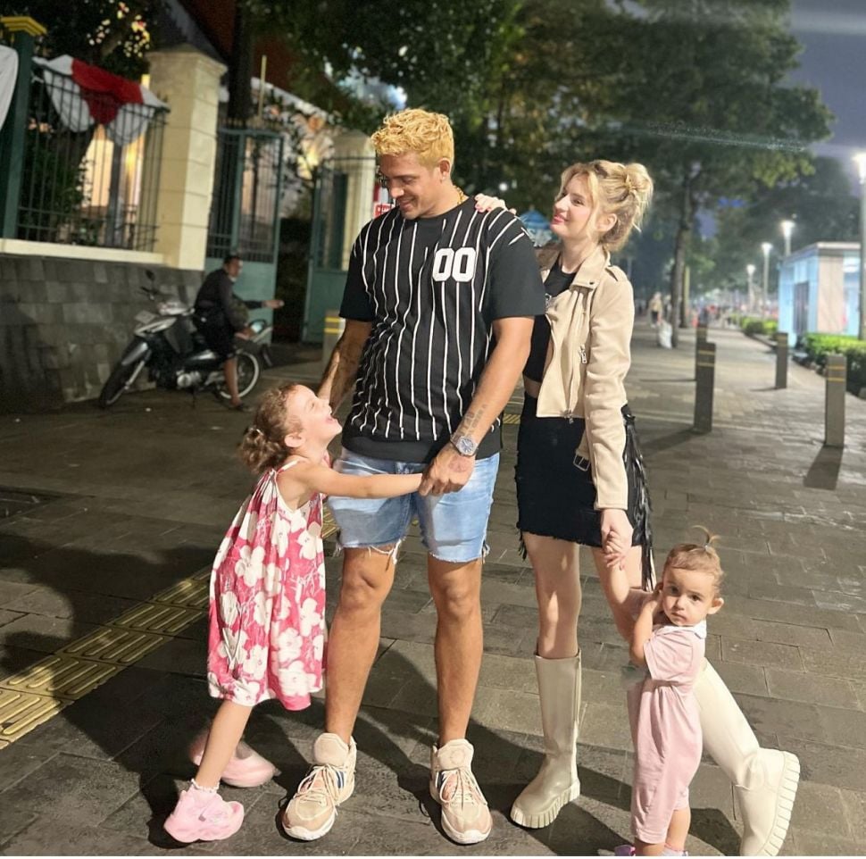 Robby Shine dan Nastasya Shine bersama dua anaknya. [Instagram]