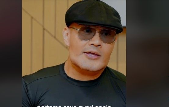 Wajah Deddy Corbuzier yang tampak berubah. [TikTok]