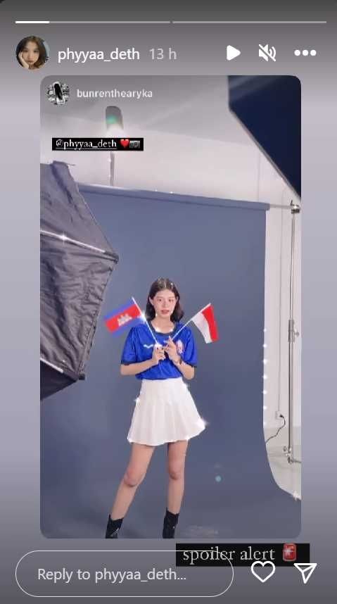Gadis cantik Kamboja yang tenar akibat disapa Marselino Ferdinan, Phyadeth Rotha, kembali membuat sensasi di jagat dunia maya. Terkini, dia pamer saat memegang bendera Indonesia.