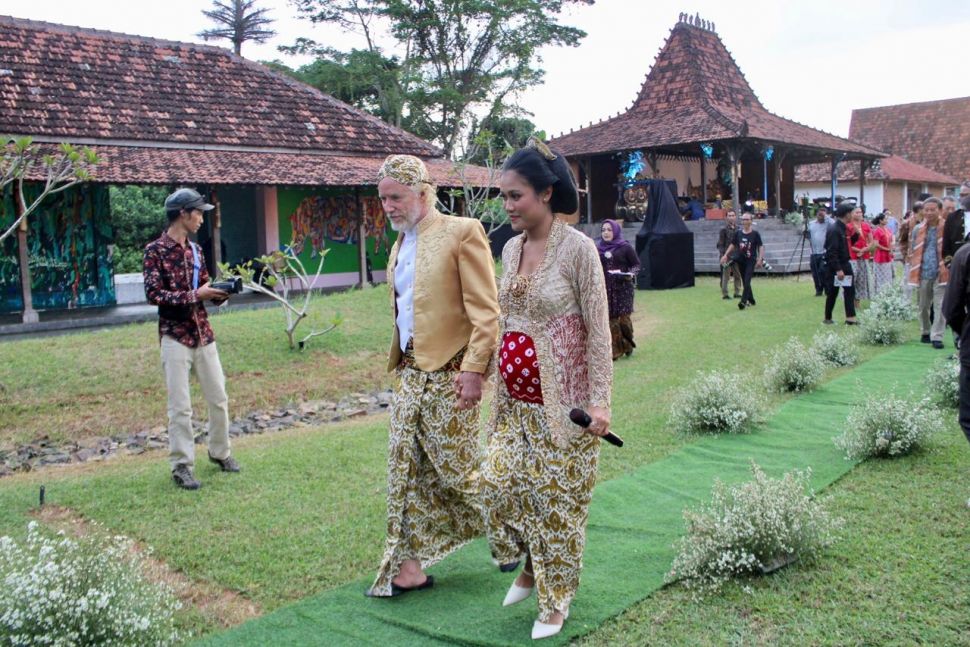 Desainer Migi Rihasalay dan suaminya Andrew James, pemilik Kampoeng Joglo. (Dok. KEK Tanjung Lesung)