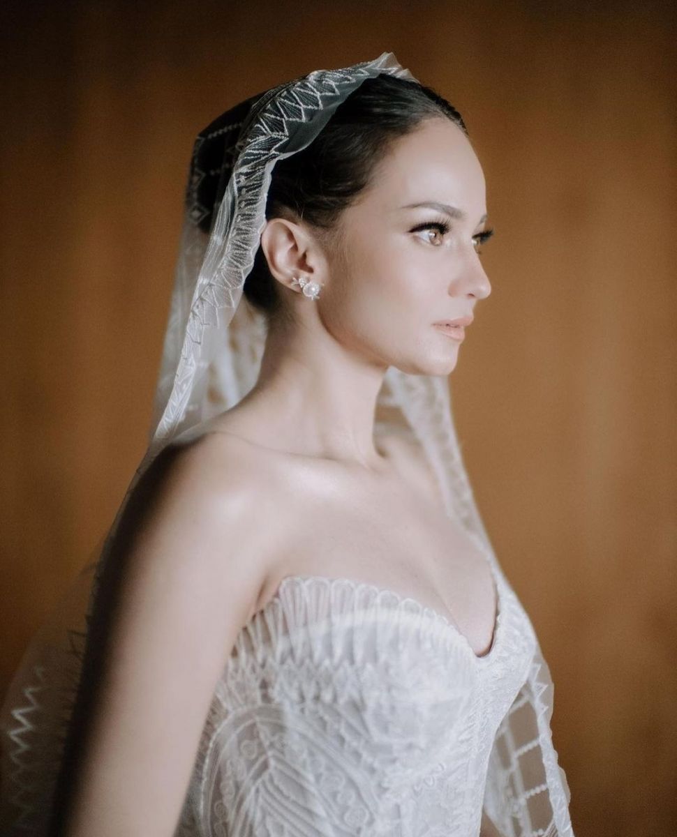 Gaun Pengantin Bertema Lebanon Enzy Storia Saat Resepsi di Bali (Instagram/@thebridestory)