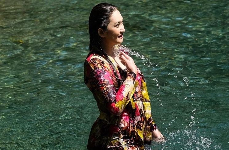 Potret Nafa Urbach Mandi di Sungai (Instagram/@nafaurbach)