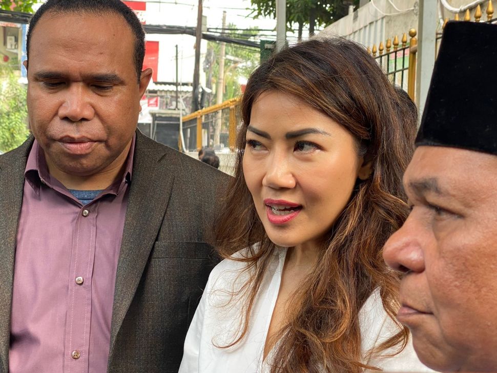 Inge Anugrah usai menjalani sidang cerai dengan Ari Wibowo di Pengadilan Negeri Jakarta Selatan, Senin (29/5/2023). [Tiara Rosana/Suara.com]
