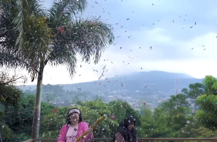 Potret Denise Chariesta Gelar Gender Reveal. (YouTube Denise Chariesta)