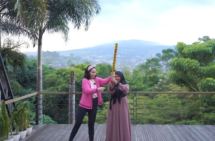 Potret Denise Chariesta Gelar Gender Reveal. (YouTube Denise Chariesta)