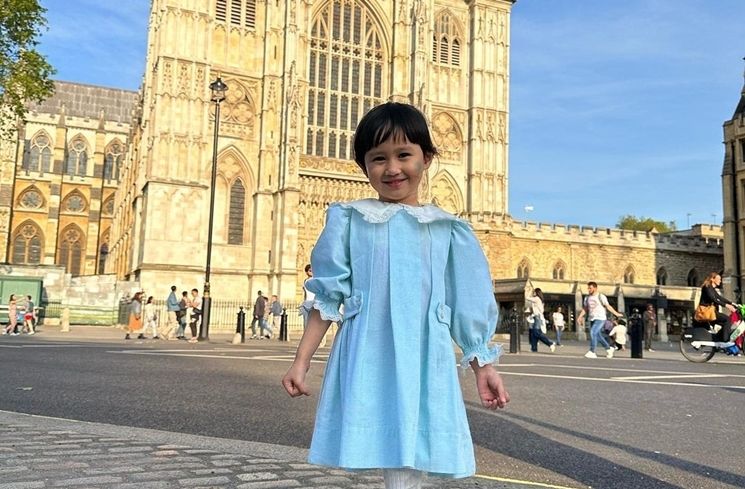 Potret Keluarga Kartika Putri Liburan di London (Instagram/@kartikaputriworld)