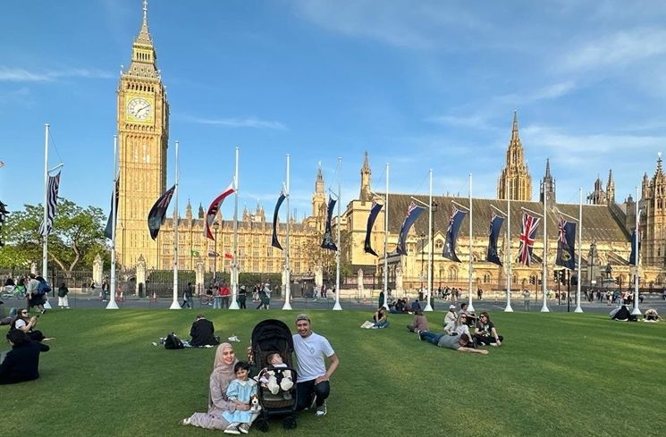 Potret Keluarga Kartika Putri Liburan di London (Instagram/@kartikaputriworld)