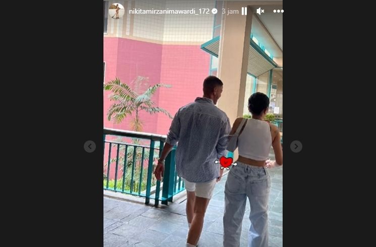 Nikita Mirzani bersam pria bule diduga pacar barunya [Instagram]
