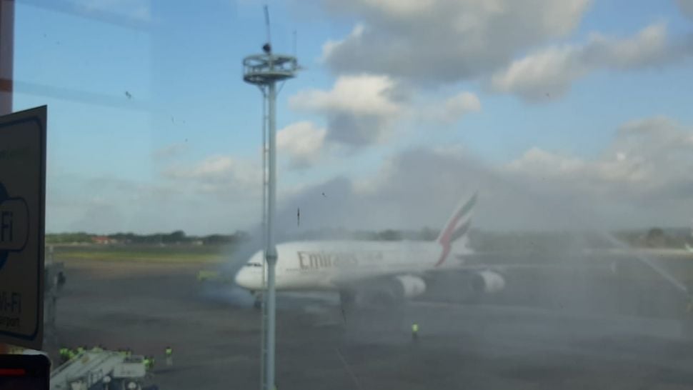 Prosesi water salute setelah pesawat Emirates Airbus A380 mendarat di Bali. (Suara.com/Ummi Hadyah Saleh)