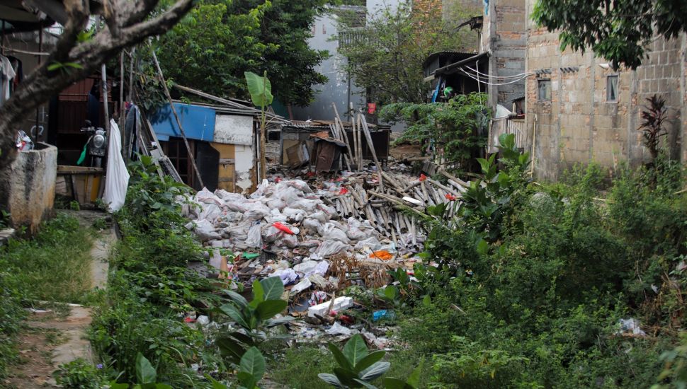 Tumpukan sampah memenuhi Sodetan kali yang terbengkalai di Kampung Sumur, Klender, Jakarta Timur, Kamis (1/6/2023). [Suara.com/Alfian Winanto]